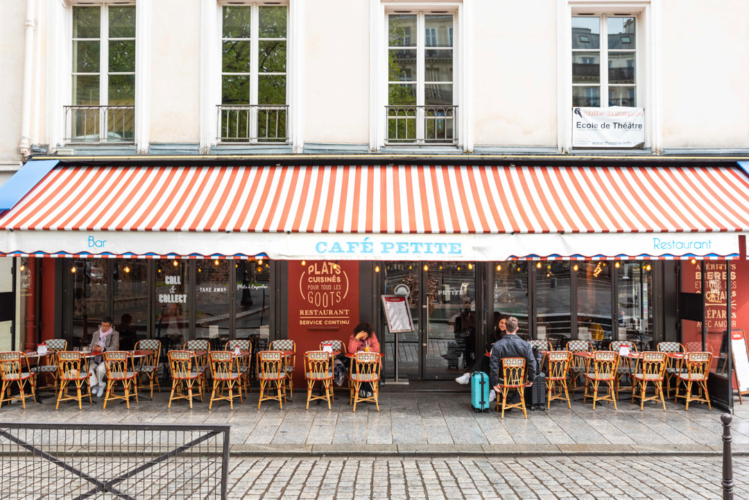 café petite intérieur table